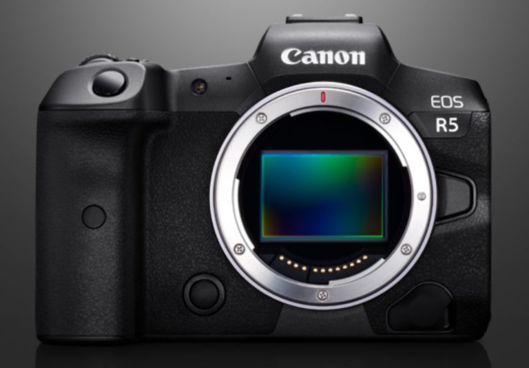 キヤノンのフルサイズミラーレスカメラEOS R5のボディイメージ画像
