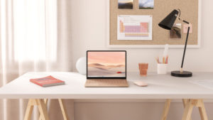 Surface Laptop Goのある室内イメージ画像